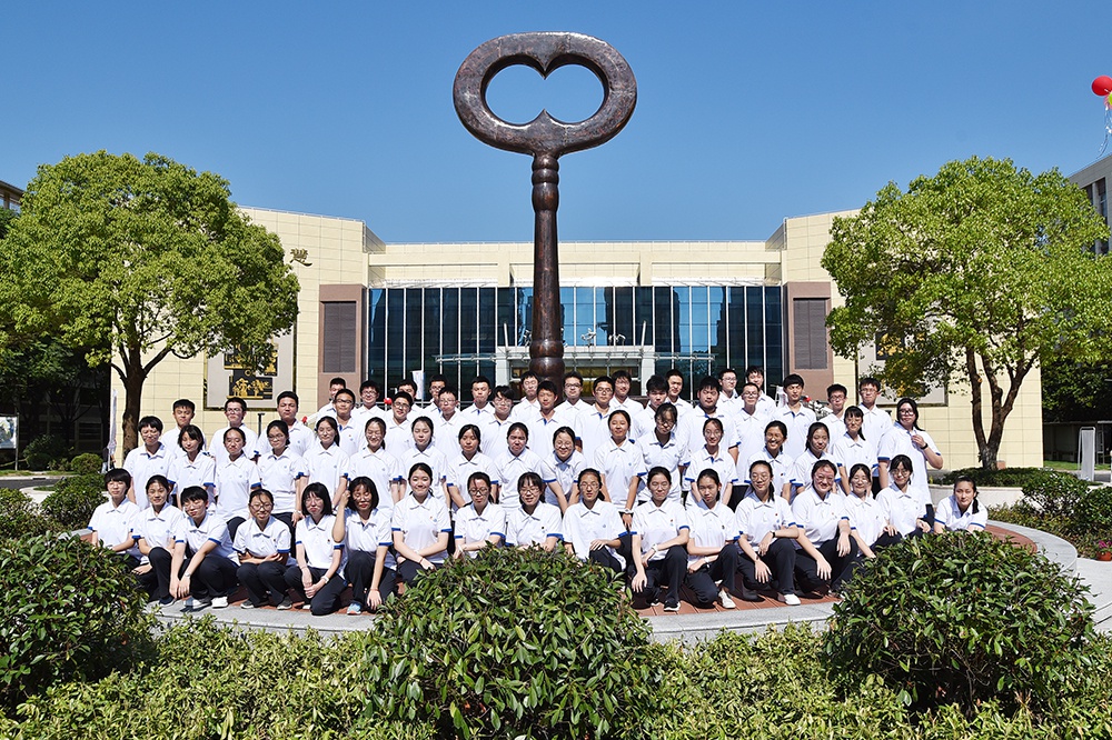 时隔18年华二重回普陀迎首批新生校长归来仍是少年