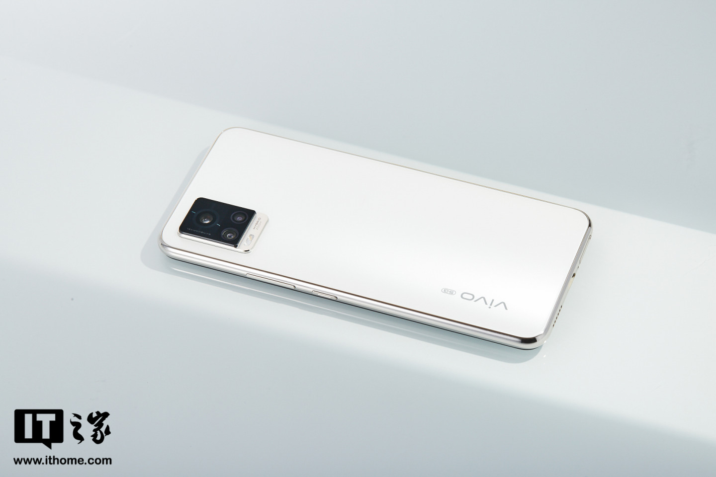 vivo s7 采用了ag工艺,手感细腻,可保证手机背部不会留下指纹,同时