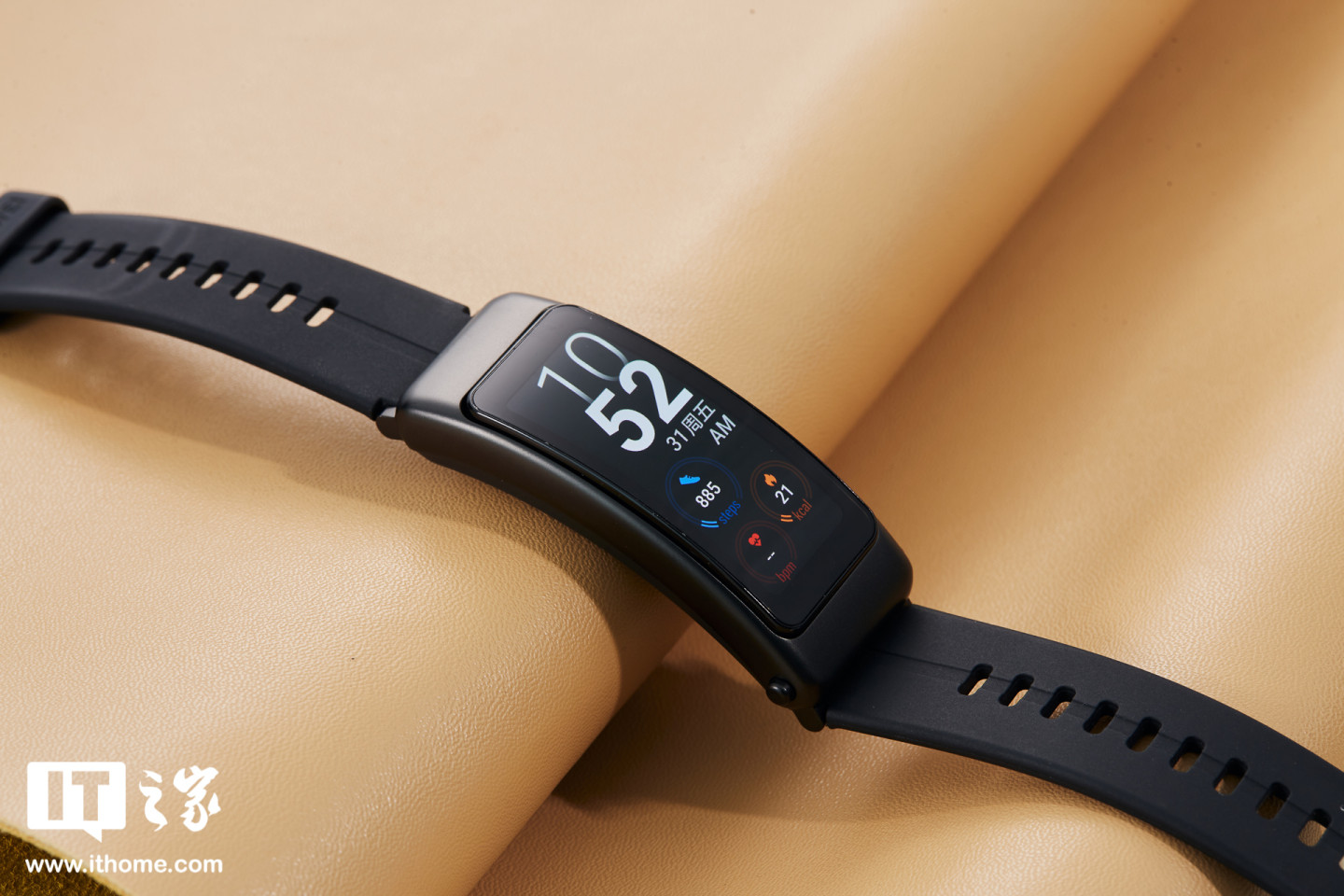 【it之家开箱】华为手环b6开箱图赏:腕上柔性屏,还是蓝牙耳机__财经