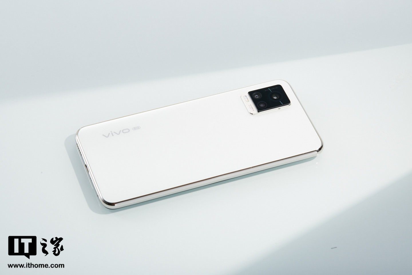 包装盒内含有手机本体,有线耳机和充电器以及手机壳.▲vivo s7 包装盒