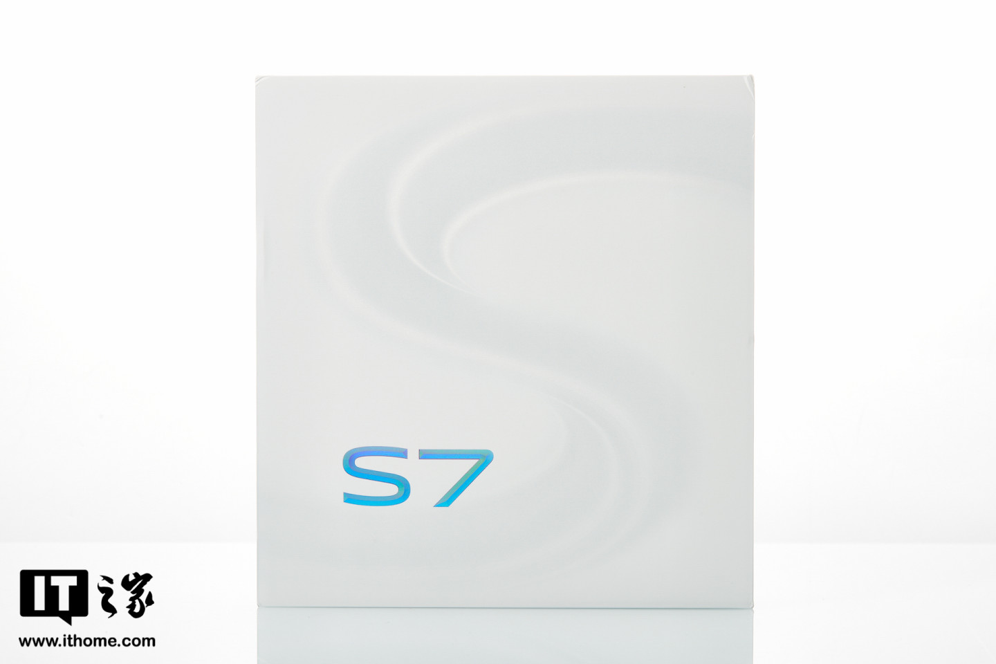 vivo s7 包装盒包装盒内含有手机本体,有线耳机和充电器以及手机壳.