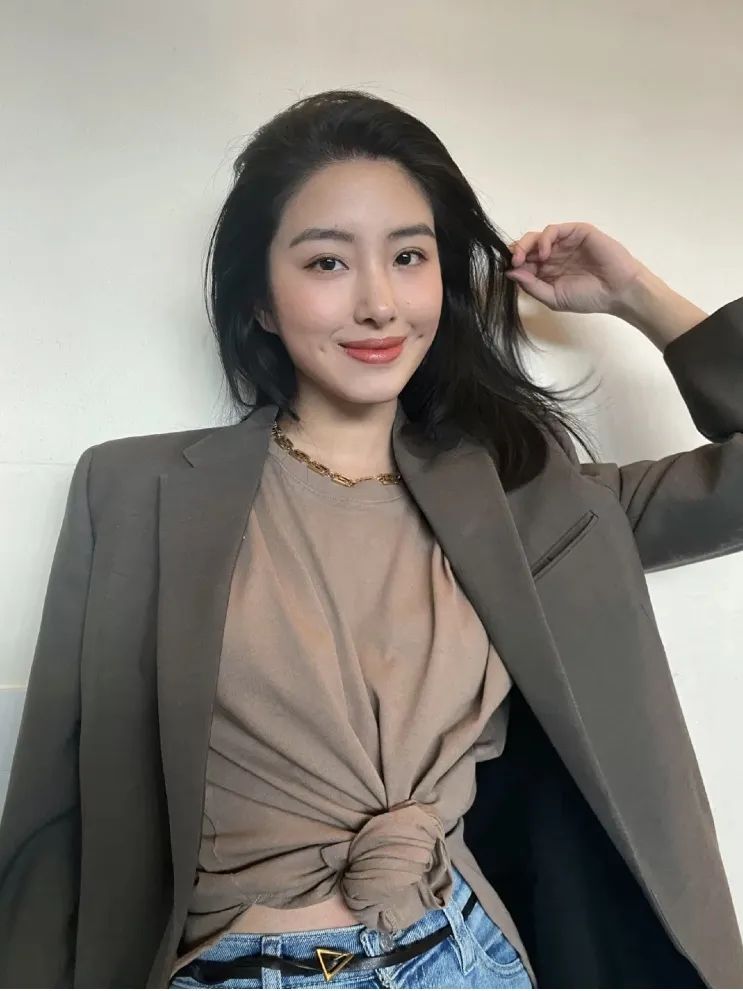把少女感和熟女感结合 杨采钰的衣品我爱啦