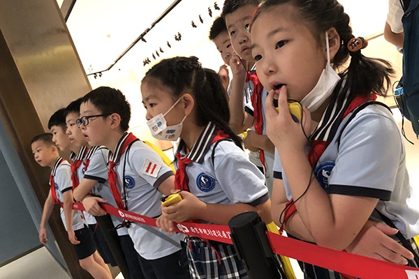 南京玄外附小"天天向上"雏鹰小队感受"新南京"