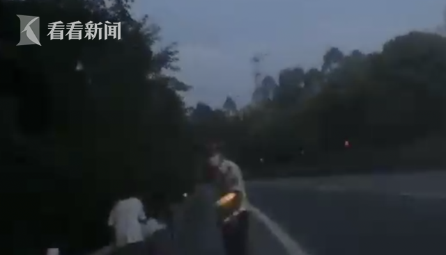 视频｜女子计划徒步上千公里 却将婴儿车推上高速...休闲区蓝鸢梦想 - Www.slyday.coM