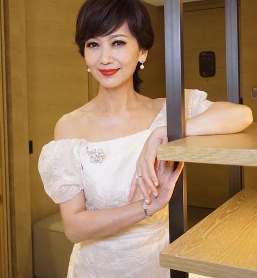 "冻龄奶奶"神似关晓彤,众人不信已48岁,奶奶:孙子9月份上学