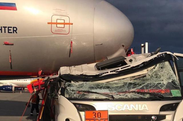 机场加油车闯下大祸,高速撞向俄航客机,受损画面惨不忍睹