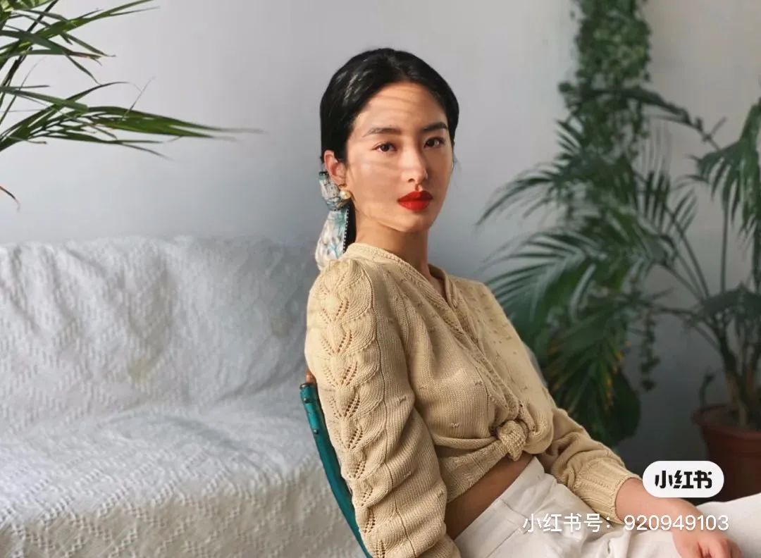 把少女感和熟女感结合 杨采钰的衣品我爱啦
