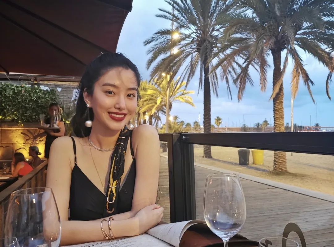 把少女感和熟女感结合 杨采钰的衣品我爱啦