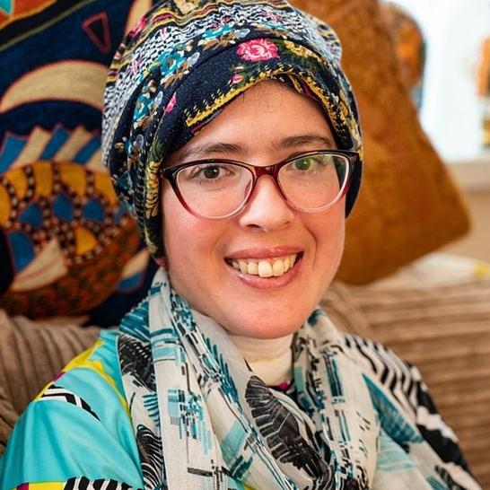 经过141天住院治疗,英国女子法蒂玛·布莱德终于回到家中 图片:《每日