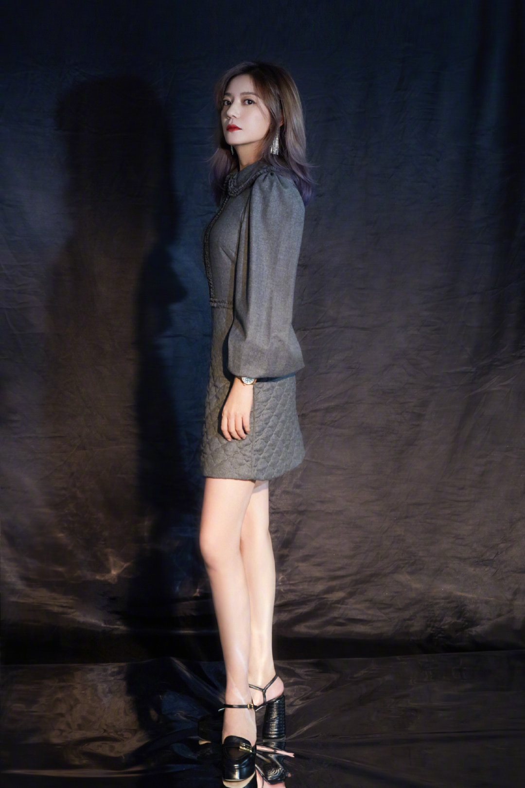 赵薇在线营业美貌,拍摄最新杂志大片真不见老,难怪爆红20年