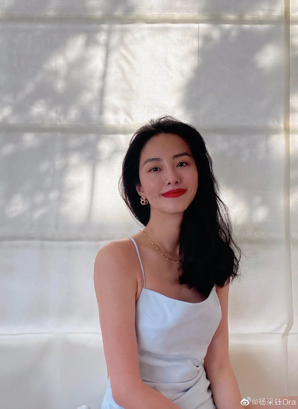 把少女感和熟女感结合 杨采钰的衣品我爱啦