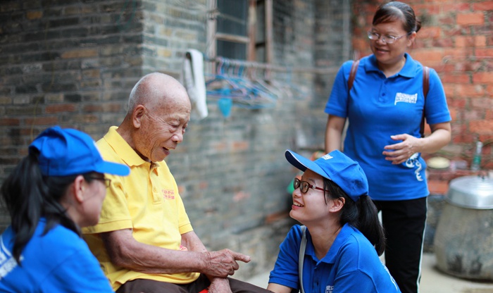 扶绥县社会各界的青年志愿者们自发组织开展铭记历史关爱老兵活动