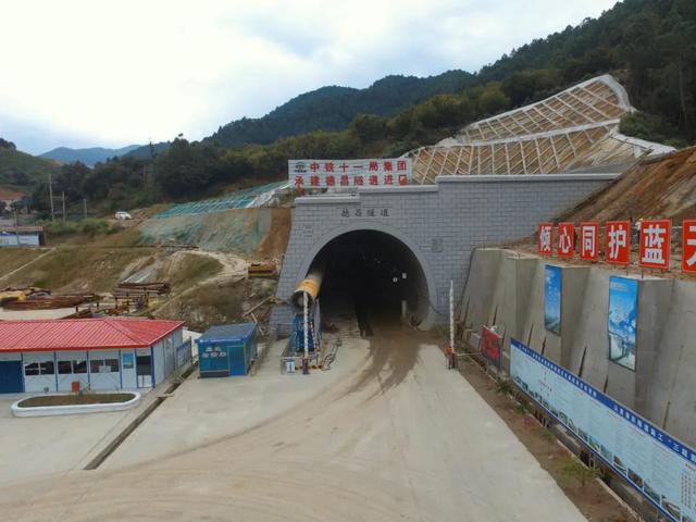 成昆铁路复线德昌隧道进口至1号斜井小里程段顺利贯通