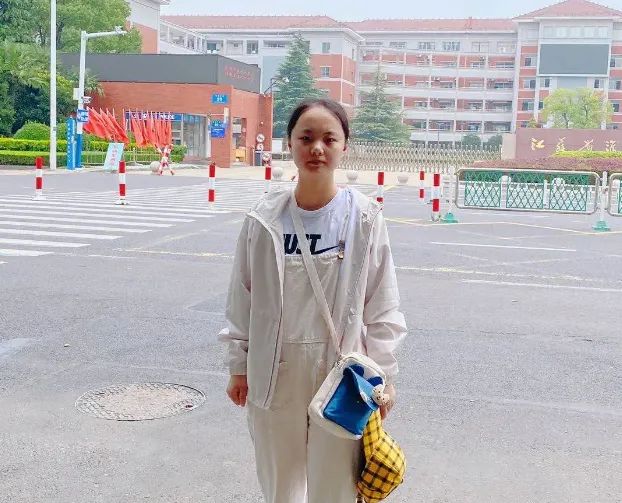 江苏文科第一选择港大 母亲透露奖学金数额 面试 新浪财经 新浪网 江苏文科第一选择港大 母亲透露奖学金数额 面试 新浪财经 新浪网