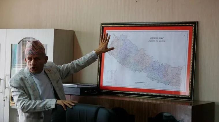 此前尼泊尔外长接受采访时讲解尼泊尔地图 图自美联社