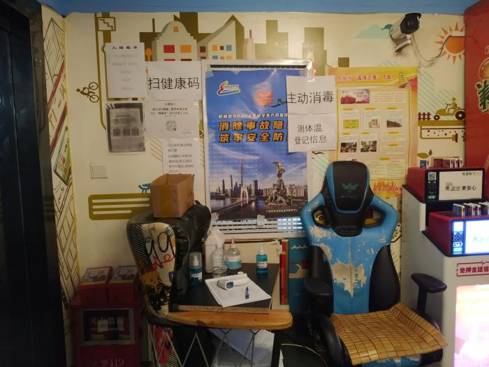 上图均为深情网吧大厅内景 熊悦拍摄