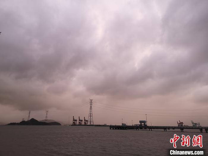  3日傍晚，乐清市南岳镇杏湾码头，乌云层层堆叠。　范宇斌 摄