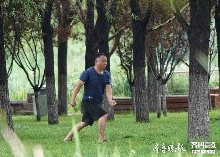 清晨公园内,一名男子在健身锻炼