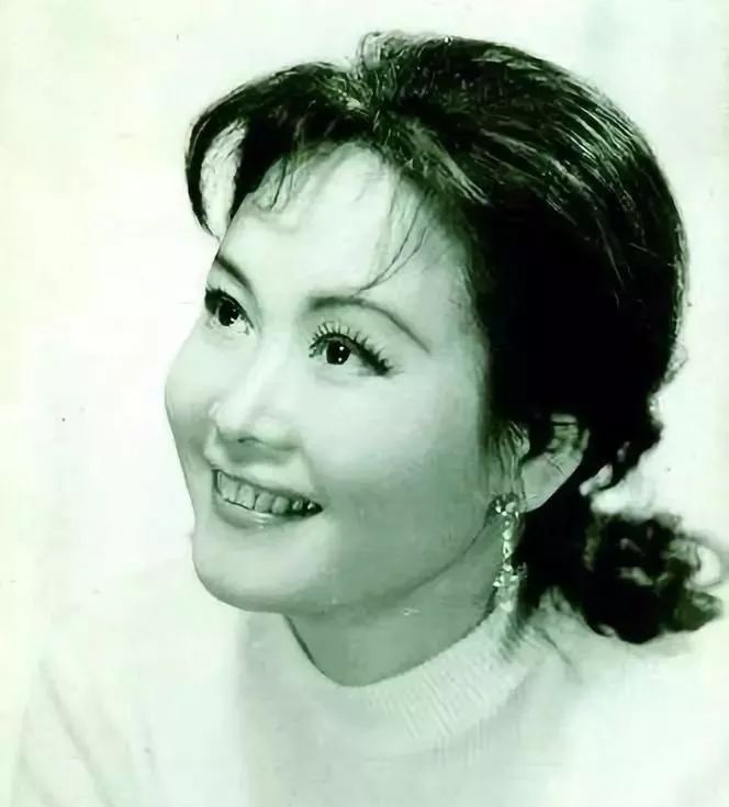 事迹这是多大的殊荣也是唯一连唱9首歌的人她是首位登上春晚的歌手李