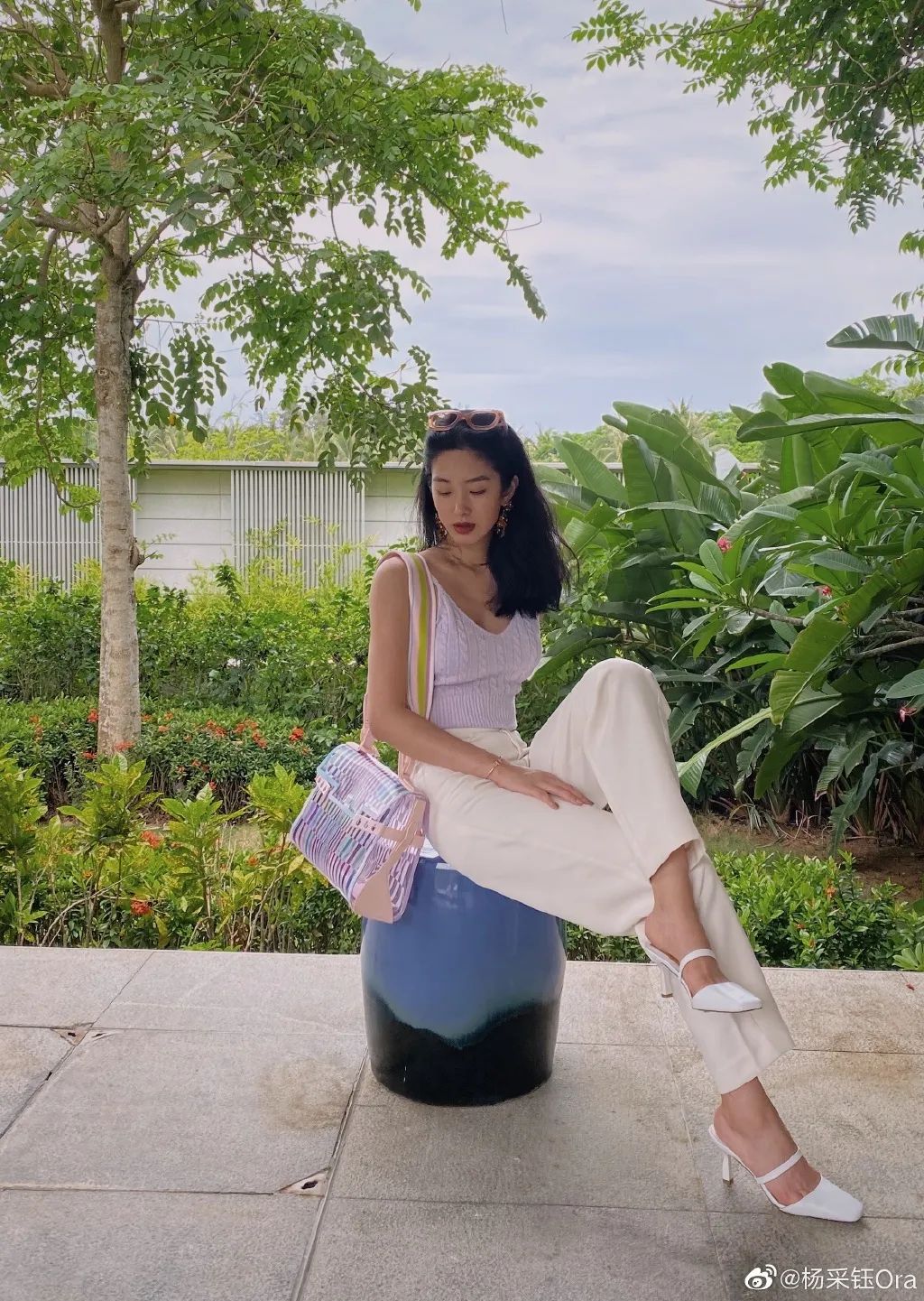把少女感和熟女感结合 杨采钰的衣品我爱啦