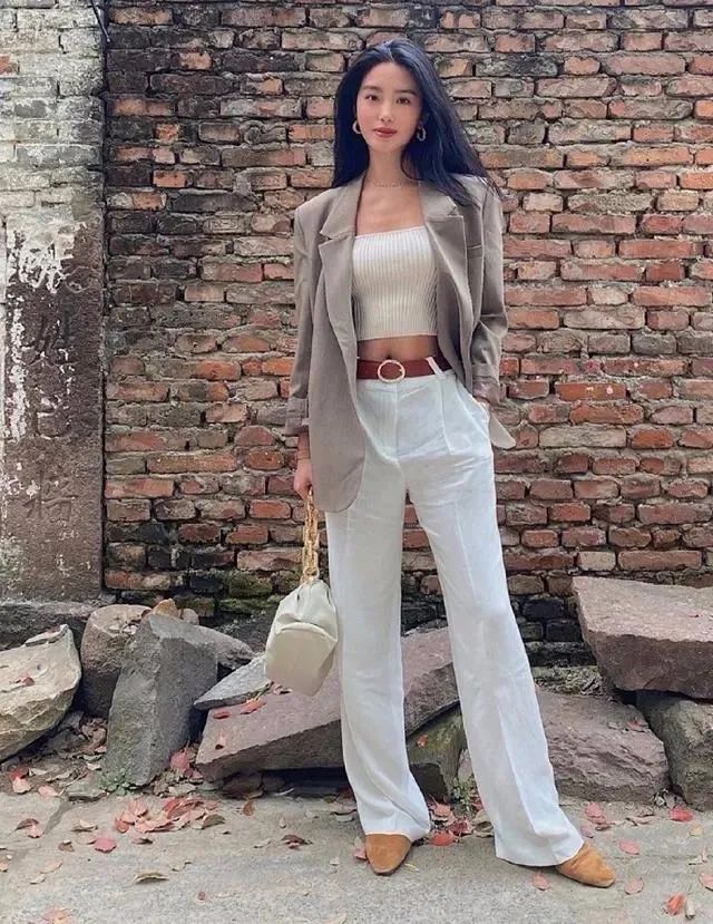 把少女感和熟女感结合 杨采钰的衣品我爱啦