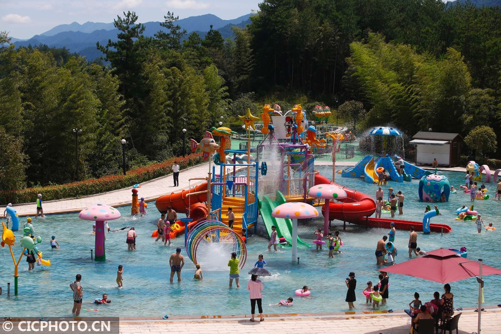 正文以上图片:2020年8月2日,人们在安徽省黄山市一水上乐园戏水消暑.