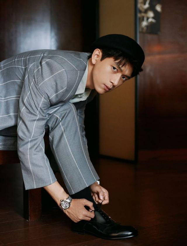李现穿条纹西装绅士优雅 戴贝雷帽造型清爽帅气