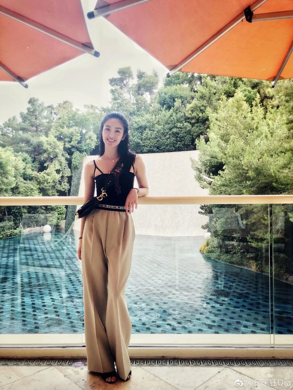 把少女感和熟女感结合 杨采钰的衣品我爱啦