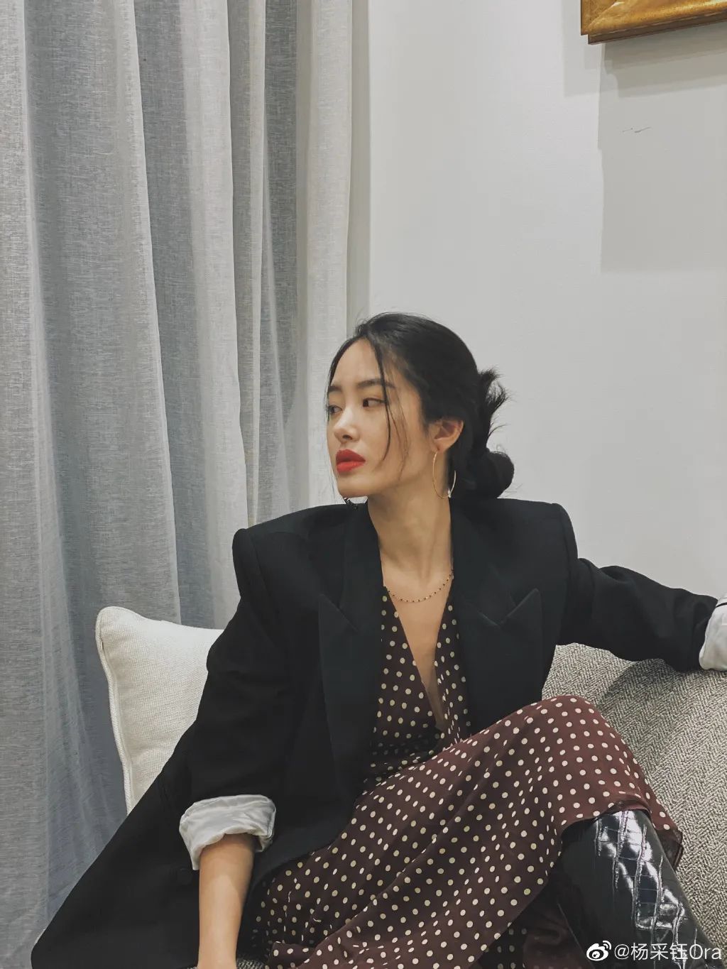 把少女感和熟女感结合 杨采钰的衣品我爱啦