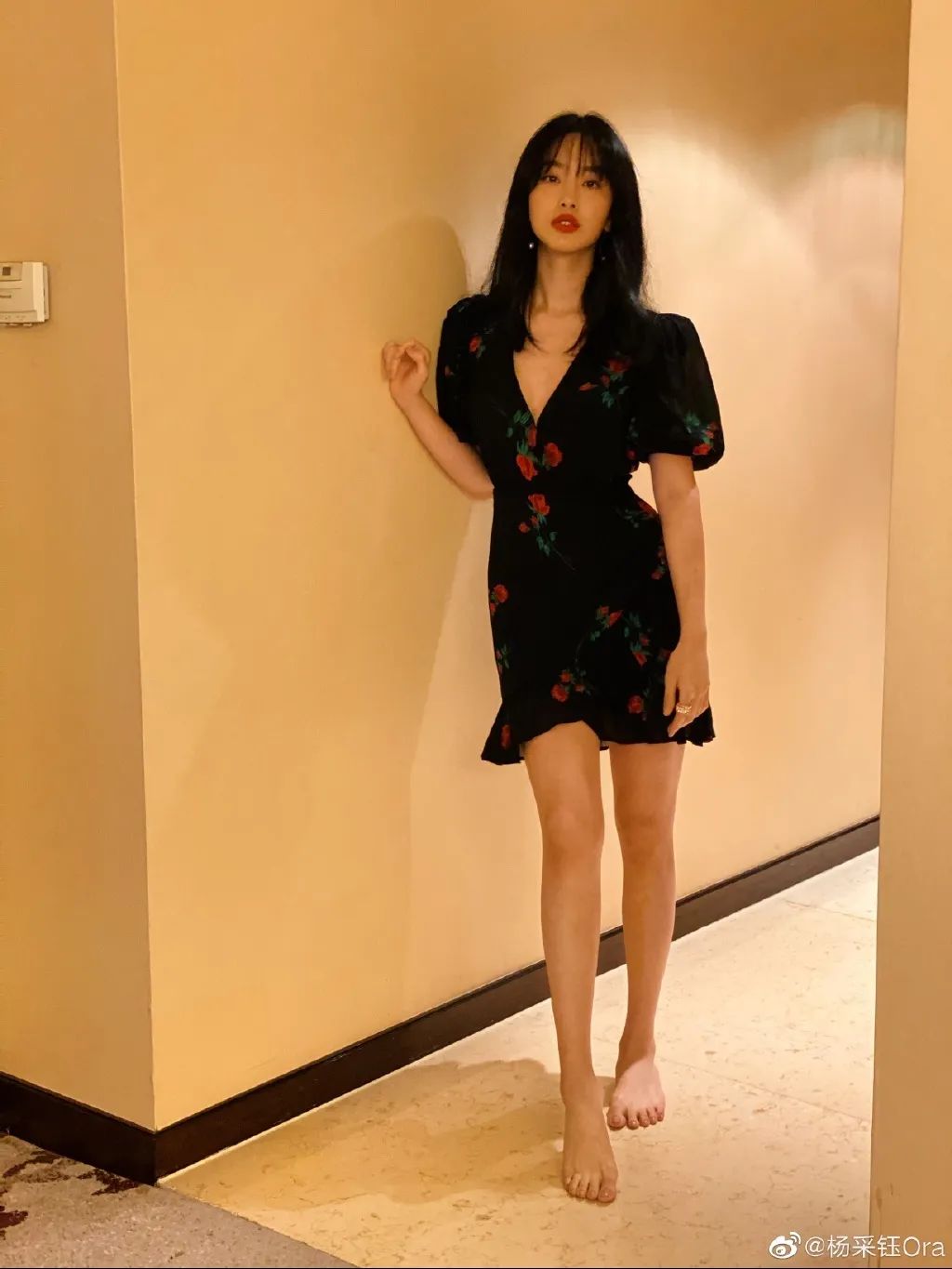 把少女感和熟女感结合 杨采钰的衣品我爱啦