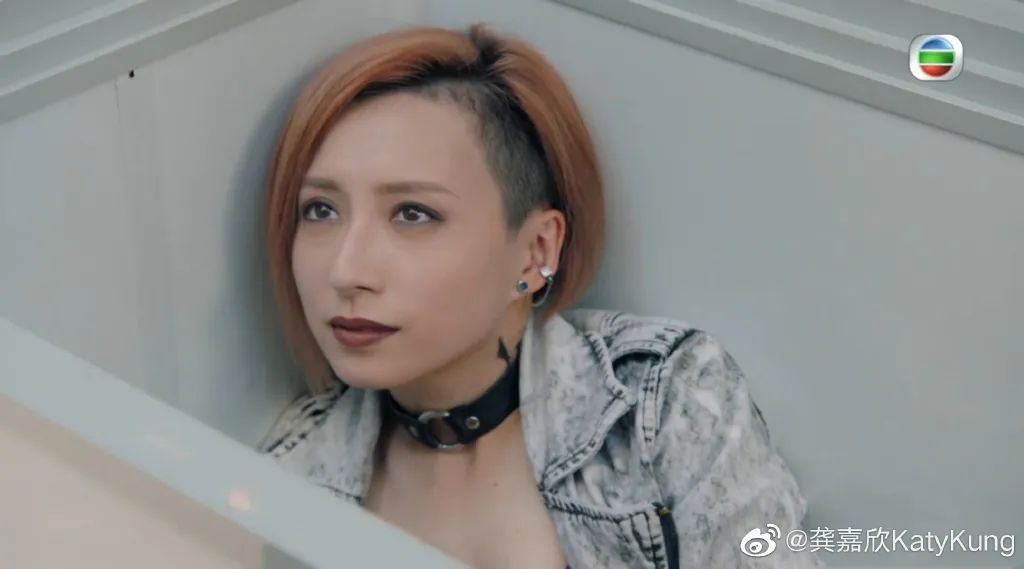 她明明长着一张邻家妹妹的脸,却演了一个癫狂女杀手|龚嘉欣|杀手