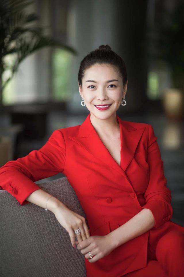 "栗坤"终于高调一回,剪了齐肩发穿花花连衣裙,名媛气质太强烈