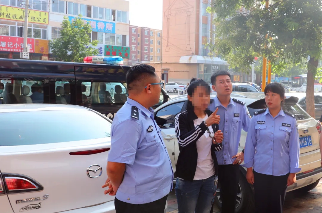 侯某丽指认现场7月29日,办案民警将侯某丽及其父母带至奈曼旗公安局