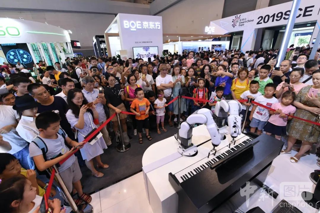图为2019年智博会现场，机器人才艺展示弹钢琴 中新社记者 陈超 摄