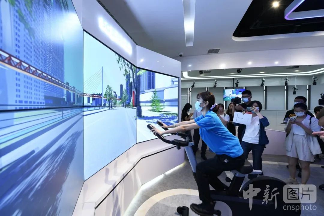 图为礼嘉智慧公园内，民众骑着5G自行车通过屏幕欣赏滨江路风景 中新社记者 陈超 摄