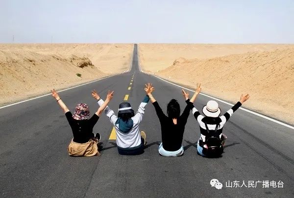 游客们纷纷将车停在路边 扎堆在道路中间拍照 其间不乏重型货车驶过