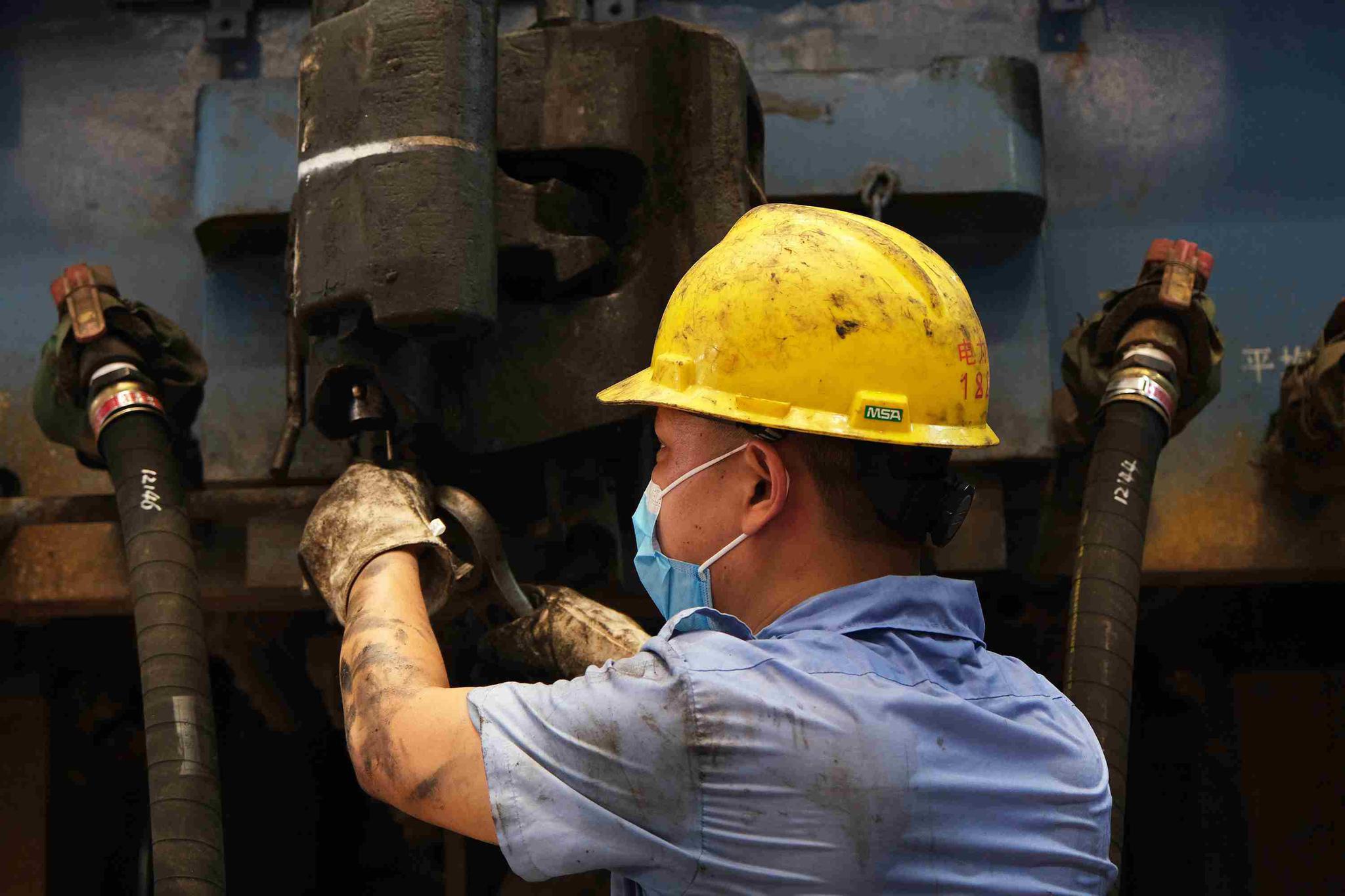 高温下 火车头中忙碌的身影