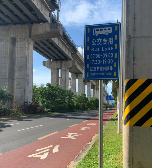 海口龙昆南路大部分路段,其中路段起终点均设置了路面文字和指示标牌