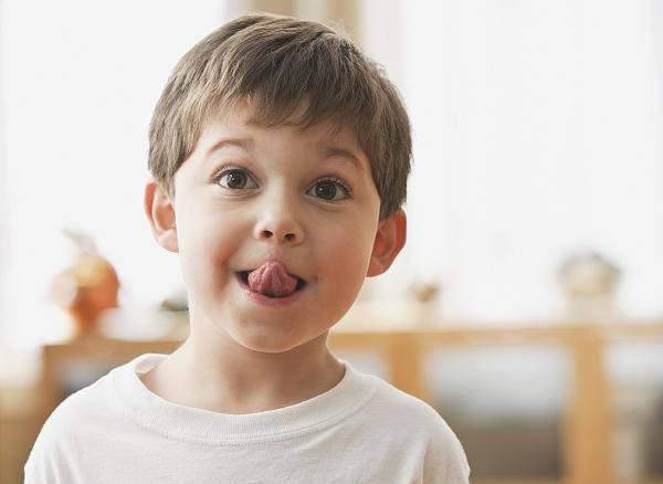 两代育儿争议：孩子“大舌头”，要不要“剪舌筋”？