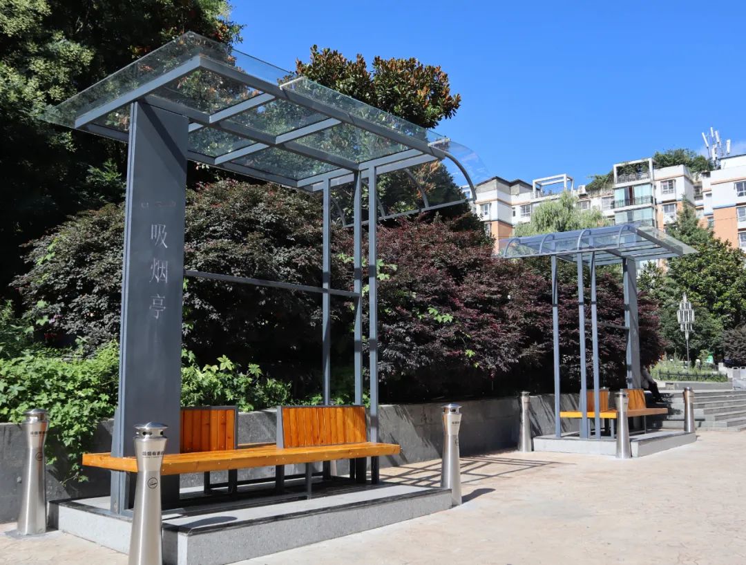 没错,就是这个"吸烟亭"它在很多公共场所出现了.