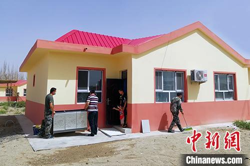新疆兵团沙漠边缘团场建抗震安居房 民众迁新居