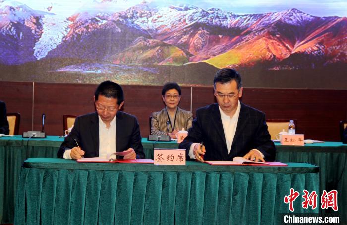 图为西藏自治区旅游发展厅厅长王松平与中国民生银行拉萨分行行长侯勇签订《战略合作协议》。西藏自治区旅游发展厅提供