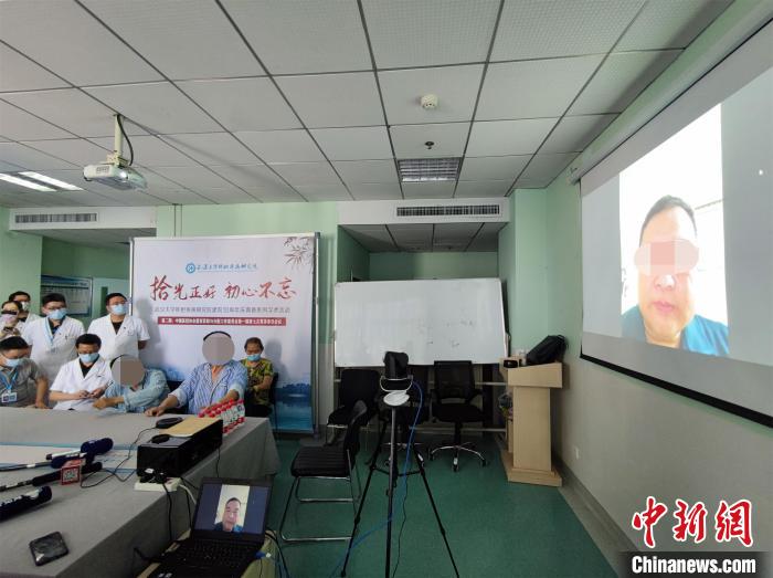 医院为兄弟三人举办特殊视频见面会 李晗 摄