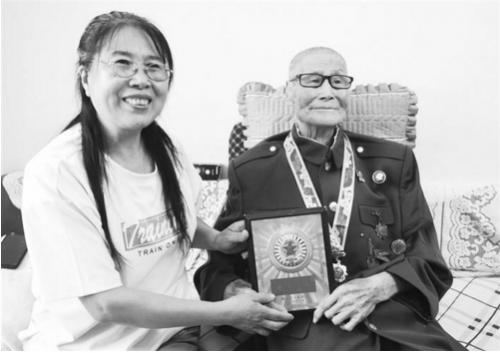 93岁老兵王凤荣 坚守红色初心 战争年代被授予"一级战斗英雄"重病卧床