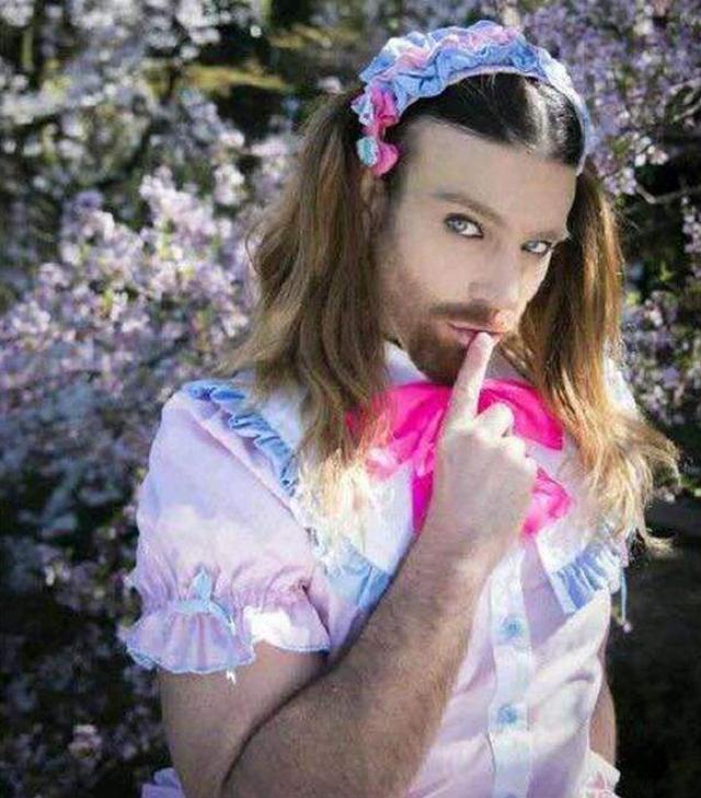 日本空调小哥女装cosplay火了!网友:拯救世界需要收"钱"?