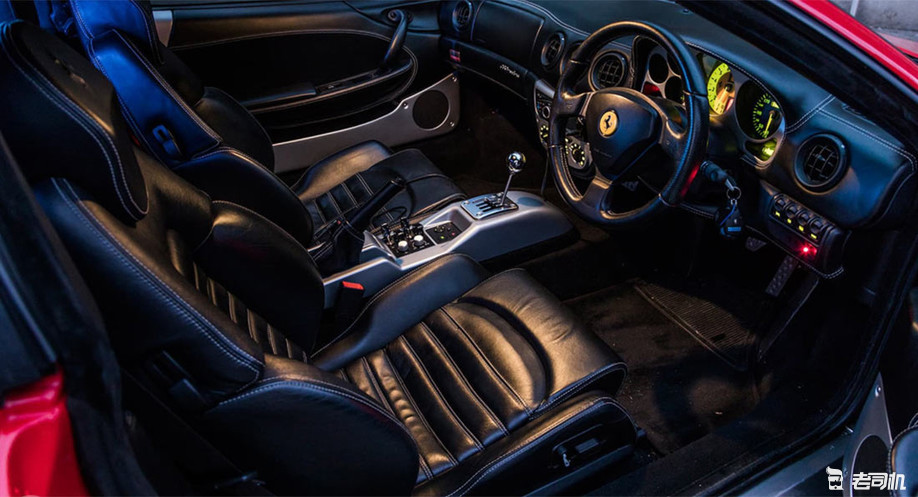 前排相比后排就没什么意思了,和法拉利360的内饰设计一样,手动挡和