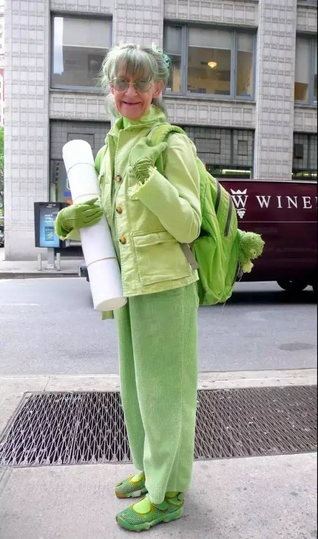 全世界最爱绿色的人80岁奶奶满身满屋都是绿你喜欢吗