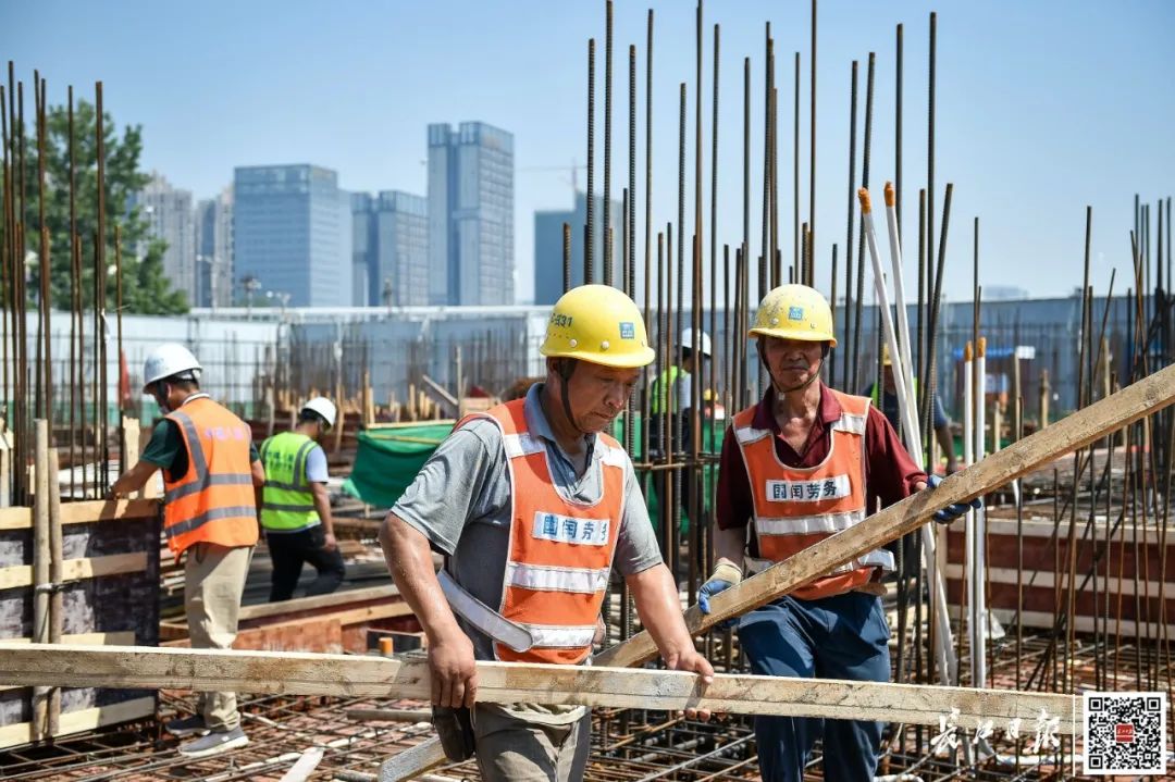 2020年8月4日，在汉口滨江商务区中海·二七滨江项目工地上，工人们抓紧施工。记者任勇 摄