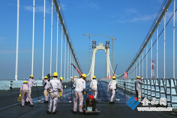 五峰山长江大桥公路钢桥面完成沥青摊铺