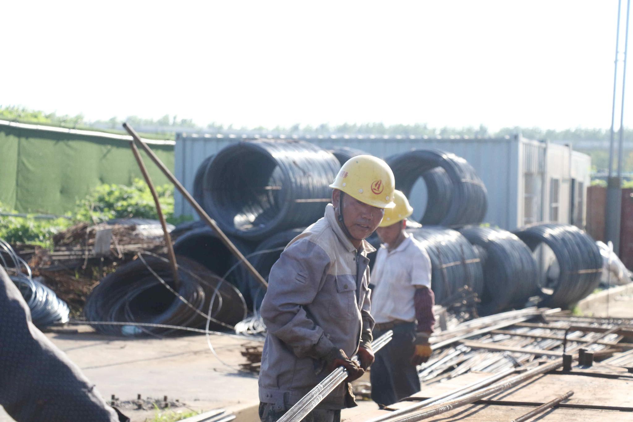 高温下的连淮扬镇高铁站等工地数千工人奋战一线|扬州_新浪新闻